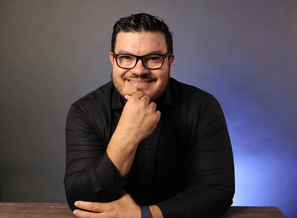 Ray Marfil trabajando o grabando